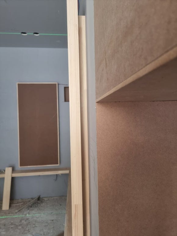 간접조명이 발산되도록 벽체와 거울 프레임 사이에 일정한 간격을 두어 제작한 미용 경대 측면