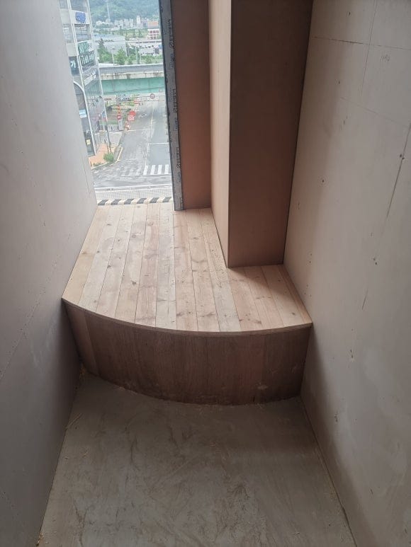 수려한 금정산 전망을 감상하며 쉴 수 있도록 대기실 창가에 딱 맞춰 시공한 목공 평상형 윈도우 시트