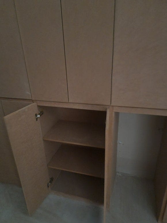 싱크대 옆에 붙여 짠 맞춤 가구와 하부에 이동식 트롤리 카트를 넣을 수 있도록 비워둔 전용 공간