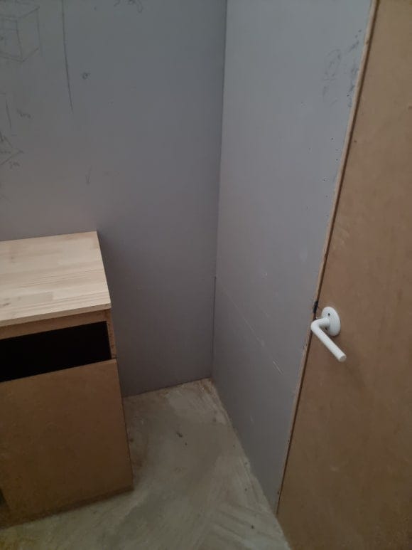 입고될 의류 관리기 스타일러 제품 수치에 소수점 단차까지 정밀하게 맞춰 비워둔 옷장 옆 빌트인 전용 스페이스