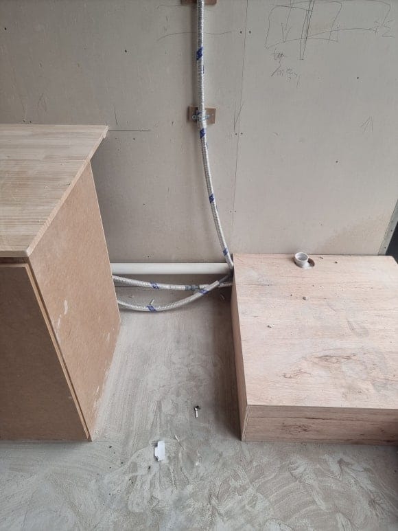 오른쪽 스테이지 위에는 세탁기와 건조기가 올라가게 되고 중앙의 빈공간에는 냉장고가 들어갈 자리입니다. 냉장고가 들어가며 지금 노출된 배관들은 가려지게 됩니다.