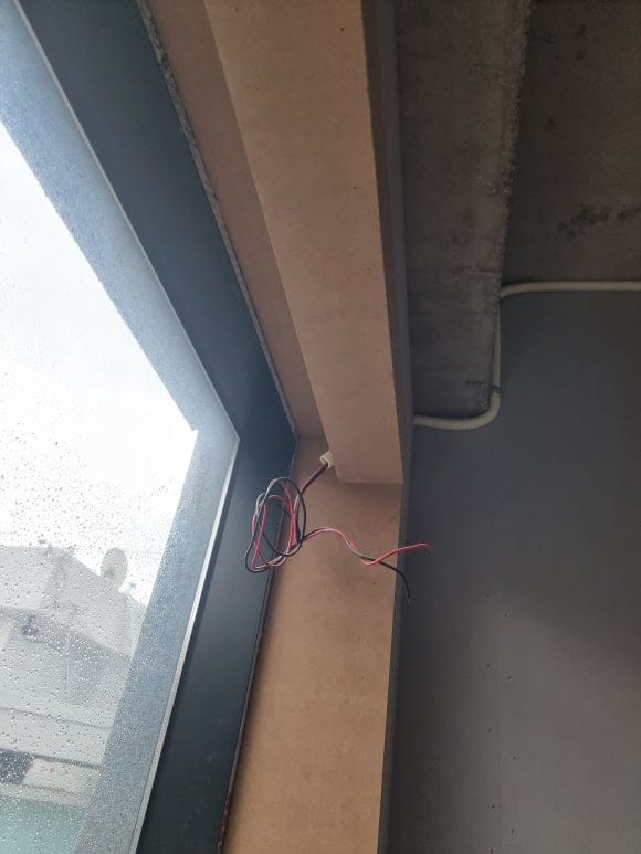 "창틀 상부 목공 감싸기 프레임 내부에 간접조명 또는 전기 기기 연결을 위한 배선을 미리 인입해 두고 합판을 깔끔하게 면 맞춤한 디테일"