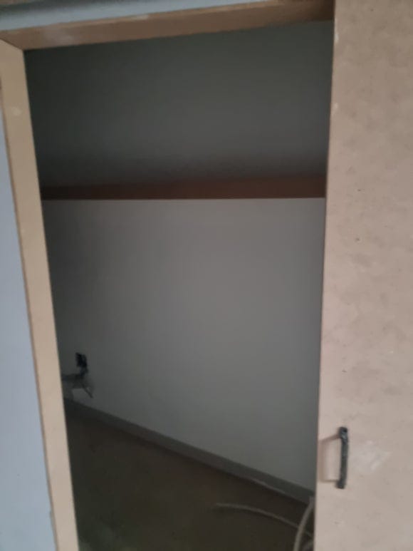 사진 28 (슬라이딩 도어 내부 구획 및 문틀 상세)
"행거 도어 내부 수납 창고 안쪽 벽면 마감, 좁은 내부 공간에 맞추어 석고보드와 목재 보강재를 빈틈없이 밀착 취부하여 내부 먼지 유입을 방지하고 구획을 명확히 나눈 목공 작업"