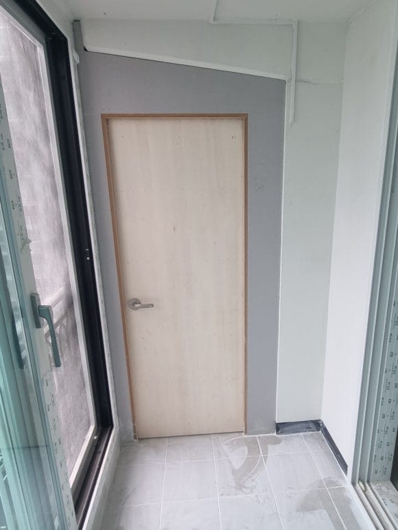 다용도실 방문 닫힌사진