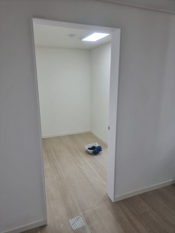 [아파트 내부 방문] 문선 몰딩을 제거하고 벽체와 평면이 되도록 목재로 하지 작업을 진행하여 9미리 문선으로 마감한 모습.