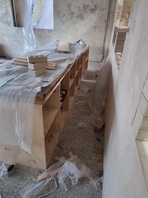 고목 상판 아래쪽을 내부 수납공간으로 사용할 수 있도록 문과 선반 구조를 포함해 제작한 빵 진열대 모습.