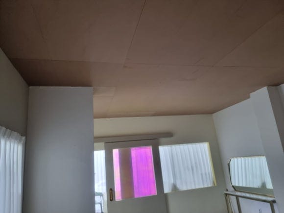 기존 매장 천장 전체에 MDF 판재 부착을 마쳐 평평한 천장면이 완성된 공사 진행 상태.