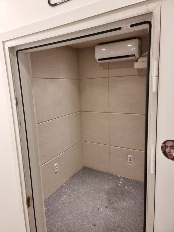실용음악학원 방 출입구 바깥쪽에서 내부를 바라본 모습으로, 벽체 네 면과 천장에 시공된 아트보드 마감이 확인됩니다.