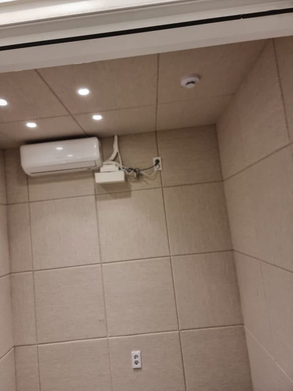 조명과 화재감지기를 탈거한 뒤 천장에 아트보드를 설치하고, 기존 조명과 감지기를 다시 부착해 마무리한 모습.
