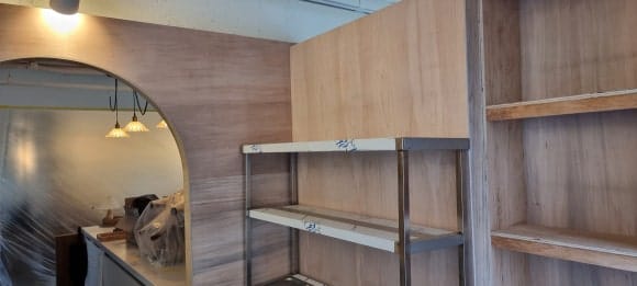주방 쪽에서 사용하는 목재 선반장으로, 기존 집기 배치에 맞춰 여러 칸의 오픈 수납공간을 제작한 모습.