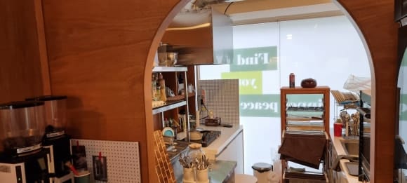 기존 싱크대 상판에서 위로 이어지도록 제작한 주방 출입 아치형 게이트로, 바닥이 아닌 작업대 위에서 시작되는 구조입니다.