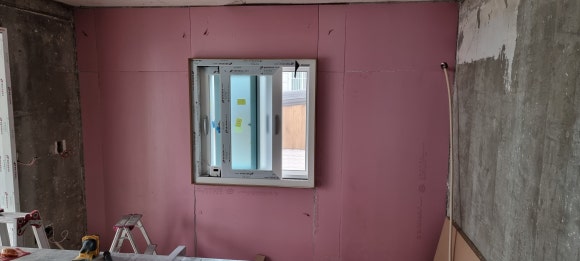 사진 8. 1차 단열재가 굳은 다음 나무 받침을 제거하고, 단열재 사이로 나온 우레탄폼을 정리한 상태입니다.