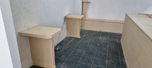 주방 카운터바 맞은편에 제작한 2인용 테이블과 벽면 좌석의 도장 전 모습으로, 각각의 목재 구조가 완성된 상태입니다.