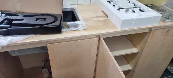 카운터바 안쪽 하부를 촬영한 모습으로, 업소용 냉장고와 제빙기가 들어갈 자리 및 수납공간을 크기에 맞춰 나누어 제작했습니다.