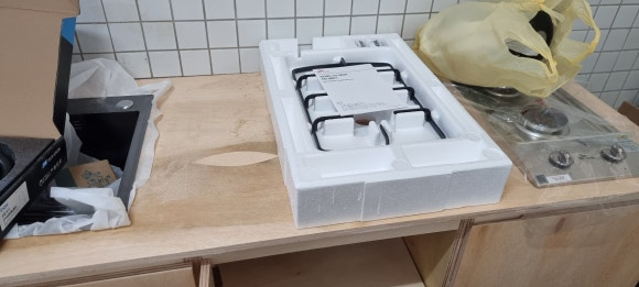 가스레인지 제품을 올려 상판 타공 위치와 크기를 맞추는 작업 중 모습으로, 하부장 내부 구조도 함께 확인됩니다.
