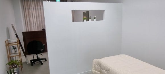 속눈썹 시술 공간을 가리는 파티션 벽에 작은 사각 창을 내어 안쪽을 살필 수 있도록 제작한 완성 모습.