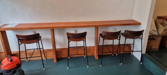 통로 벽면 테이블의 정면 모습으로, 사람이 몸무게를 실어도 받쳐줄 수 있도록 상판 아래에 여러 개의 지지 기둥을 세웠습니다.