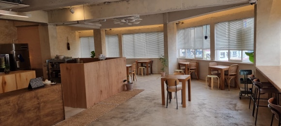 부산 전포동 카페 셀프인테리어 목수, 합판 가구와 주방 파티션 시공