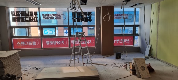 사진 37. 창가 쪽 강의실 벽체 골조와 개구부를 만드는 과정으로, 각재와 면재를 이용해 공간을 나누고 있습니다.