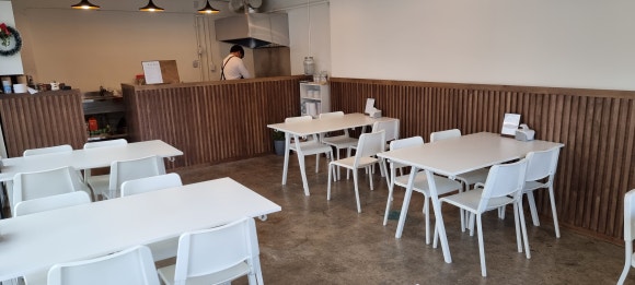 사진 1. 매장 구석에서 바라본 한식당 홀 전체 모습으로, 저예산 인테리어에 맞춰 목공과 페인트, 전기, 배관 공사가 함께 진행된 공간입니다.