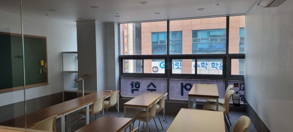 사진 17. 측면에서 바라본 강의실 단 구조로, 앞쪽 바닥에서 뒷줄 좌석까지 높이가 올라가는 형태가 보입니다.