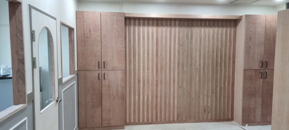 사진 14. 기존 수납장을 나무 문짝으로 리폼하고 피아노 뒤 벽에 세로 장식재를 붙인 입구 공간의 전체 모습.