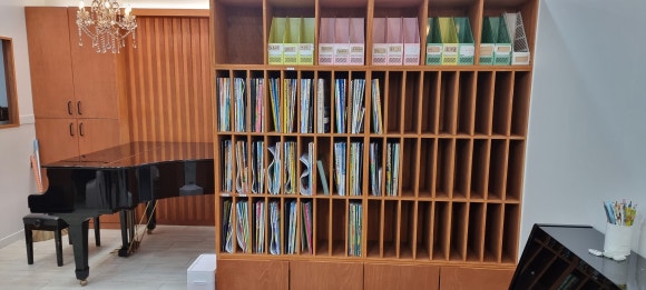 사진 2. 원생별로 한 칸씩 책을 보관할 수 있도록 얇고 높은 형태로 제작한 맞춤 책꽂이 수납장의 정면 모습.