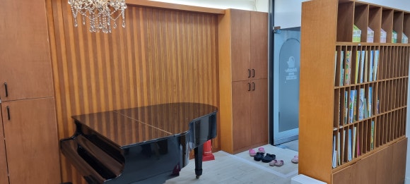 사진 1. 양산 증산 피아노학원 입구에서 기존 신발장과 수납장을 나무 문짝으로 리폼하고 피아노 벽과 책꽂이 장을 배치한 모습.