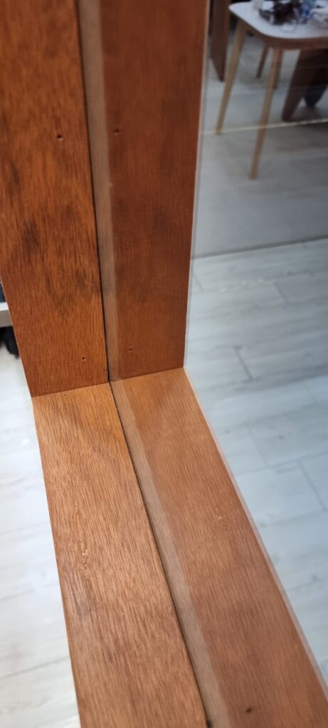사진 10. 고정창 안쪽으로 실리콘 처리가 되도록 구성한 하부 창틀과 세로 프레임의 접합 부분.