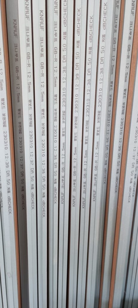 사진 20. 12.5T 석고보드 옆면에 차음용 제품임을 알리는 ‘차음’ 표시가 반복해서 인쇄된 모습.