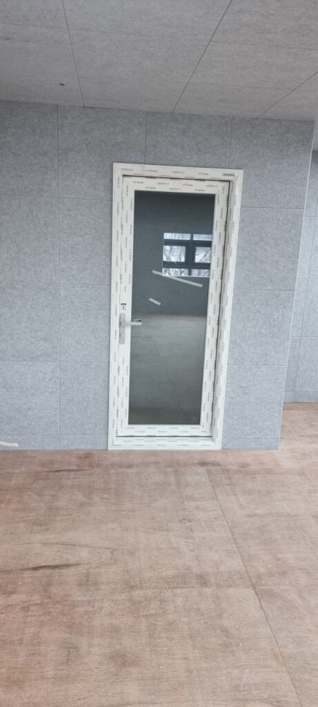 사진 8. 방음 공간 입구에 설치된 LG 터닝도어로, 레버를 위로 올리면 문짝이 틀에 압착되어 밀폐력이 높아지는 구조.