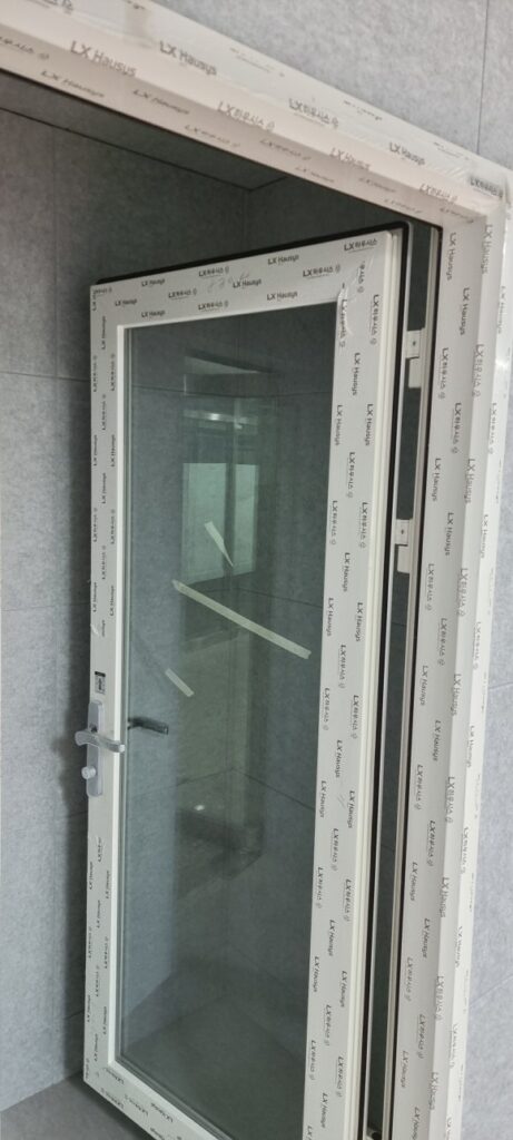 사진 10. 방음실 입구에 설치한 LG 터닝도어를 전실 안쪽에서 바라본 모습으로, 문틀과 유리문이 밀착되는 구조가 보입니다.