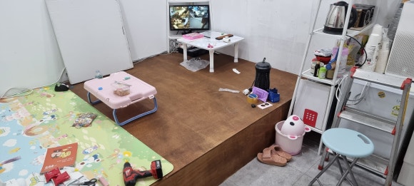 사진 19. 아치형 게이트 너머 휴식공간으로, 어린 자녀가 매장에 함께 머물 수 있도록 안쪽에 넓은 평상을 제작한 모습입니다.