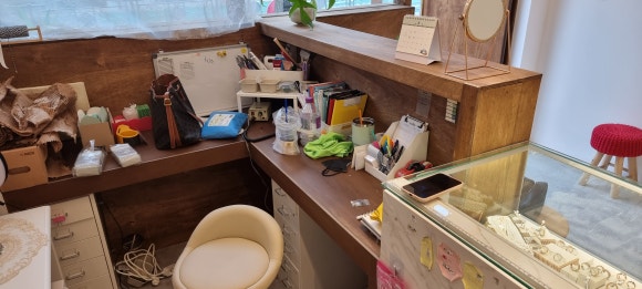 사진 11. 카운터 안쪽에서 본 작업 공간으로, 진열장과 책상의 폭을 맞추고 뒤편에 수납장을 배치한 구조입니다.