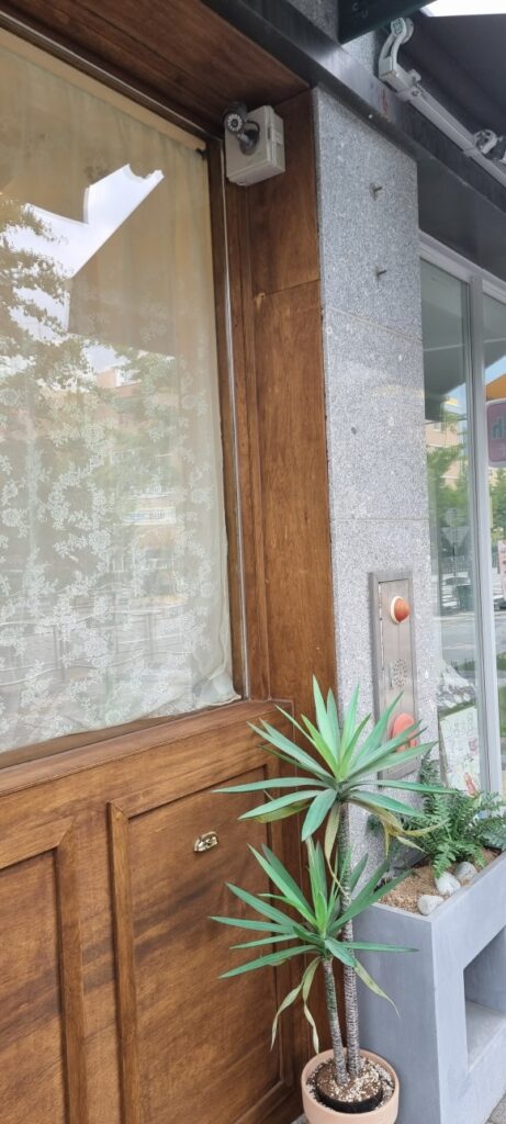 사진 5. 쥬얼리샵 출입구 측면으로, 기존 대리석 벽과 합판으로 리폼한 샤시 구조가 맞닿는 부분을 보여주는 모습입니다.