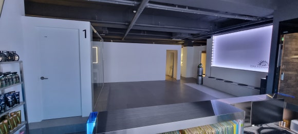사진 2. 카운터 쪽에서 매장 안쪽을 바라본 모습으로, 왼쪽 1번방과 오른쪽 벽면을 따라 구성된 내부 공간.