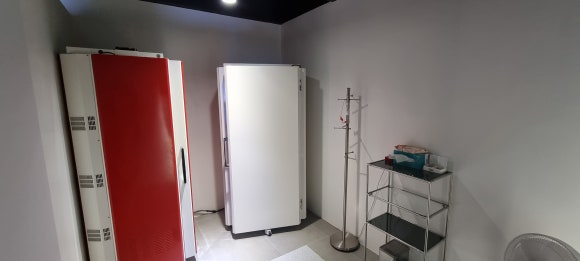 사진 13. 5번방 내부에 두 대의 태닝기계가 배치되어 있으며, 기계 사이에 이용 공간을 둔 모습.