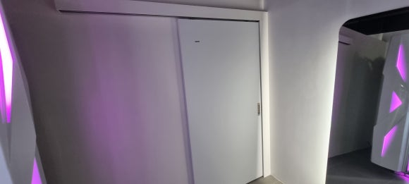 사진 19. 태닝룸 안쪽에서 슬라이딩 도어를 바라본 모습으로, 문 위쪽 레일을 가리는 구조물이 설치되어 있음.
