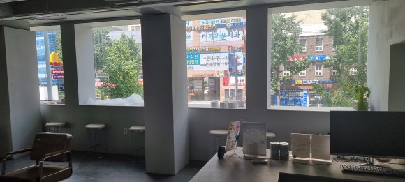 사진 9. 기존 샤시 앞을 감싸 테이블 형태로 만든 공간으로, 창가에서 손님이 앉아 기다리거나 머물 수 있도록 구성되어 있습니다.