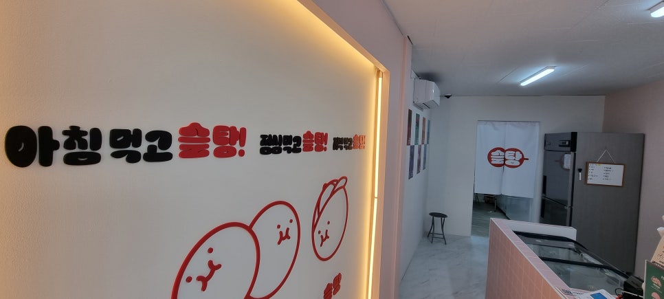 사진 5. 간접조명 장식 벽을 측면에서 바라본 모습으로, 기존 벽보다 두껍게 돌출시켜 벽 사이 조명 공간을 확보한 구조입니다.