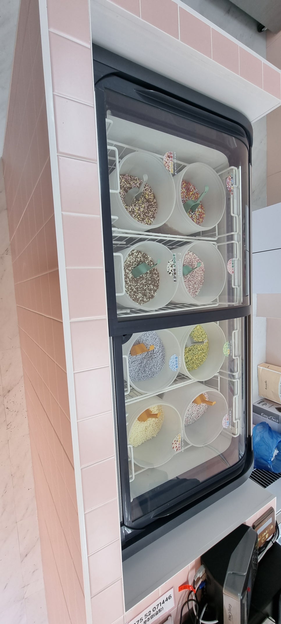 사진 11. 카운터 장 안에 세로형 쇼케이스가 설치된 모습으로, 사전에 전달받은 설비 크기에 맞춰 주변 구조를 제작했습니다.