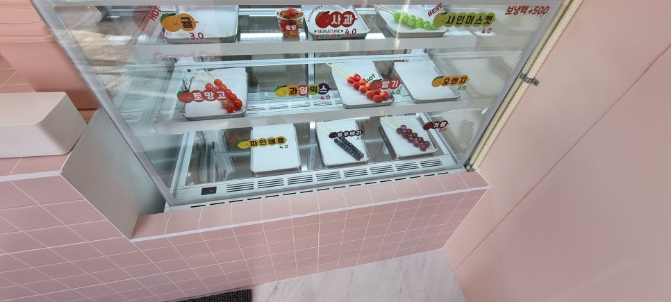 사진 12. 카운터 앞쪽에 쇼케이스가 설치된 모습으로, 장 안에 설비가 들어갈 수 있도록 크기와 위치를 협의해 맞춘 구조입니다.
