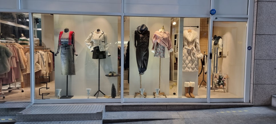 사진 1. 부산 해운대 롯데시네마 상가에 있는 개인 옷가게의 정문과 유리 쇼윈도 전체가 보이는 외부 모습.