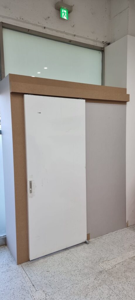 사진 2. 기존 샤시문 안쪽에 새로 만든 전실과 공간을 적게 차지하도록 설치한 흰색 기성 슬라이딩 도어의 정면 모습.