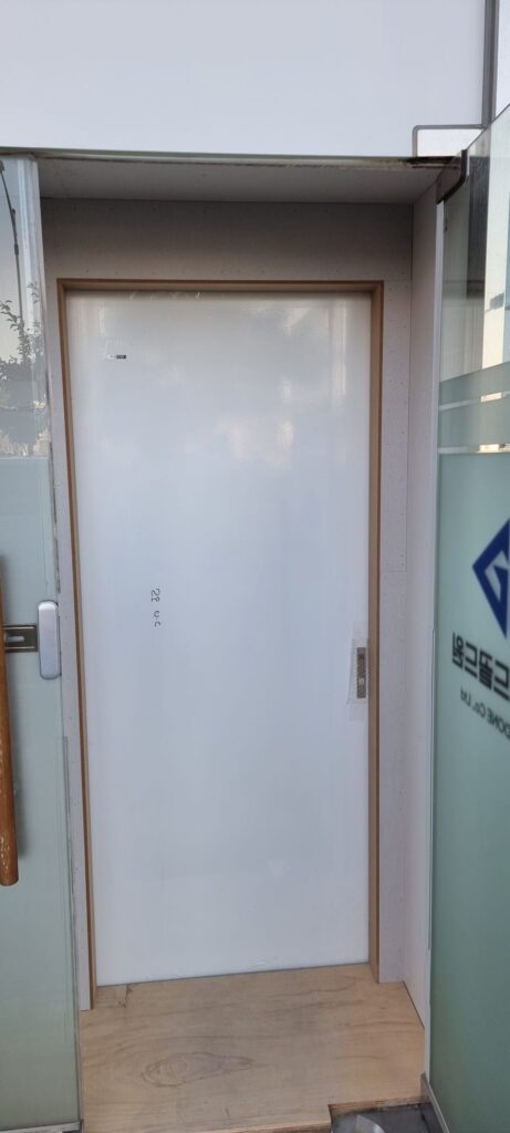 사진 4. 사무실 안쪽에서 바라본 전실 구조로, 입구 주변 벽체와 부분 천장을 만들어 외풍이 내부로 바로 들어오지 않도록 구성함.