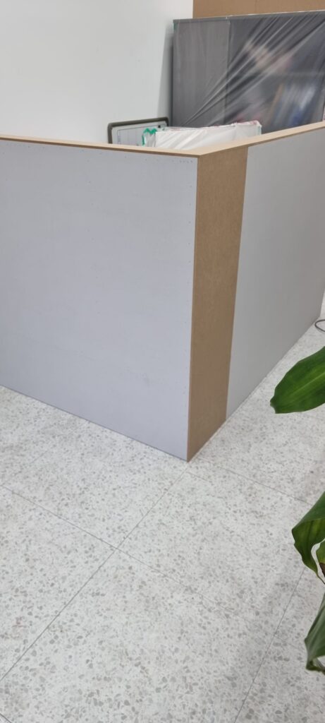 사진 16. 책상 파티션을 바깥쪽에서 본 모습으로, 노출되는 코너는 MDF로 보강해 모서리가 쉽게 깨지지 않도록 제작함.