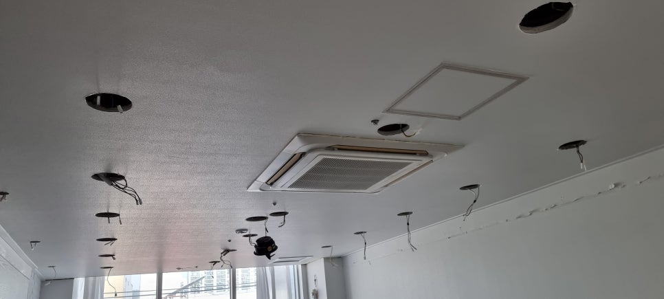 사진 11. 작업을 시작하기 전 천장에 설치되어 있던 조명과 전기 구조물을 분리하고, 아트보드 시공을 위한 바탕 정리를 진행한 모습입니다.