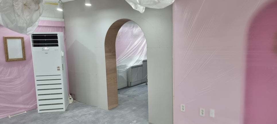 사진 10. 파티룸 쪽에서 바라본 아치게이트 벽과 주변 공간으로, 후속 마감 전 벽체와 출입구의 전체 배치가 보입니다.