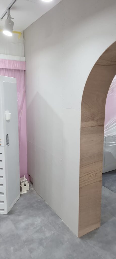 사진 11. 기존 천장 보를 감싸 두껍게 만든 아치게이트 벽을 측면에서 촬영한 모습으로, 벽체의 돌출 깊이와 아치 개구부 형태가 확인됩니다.