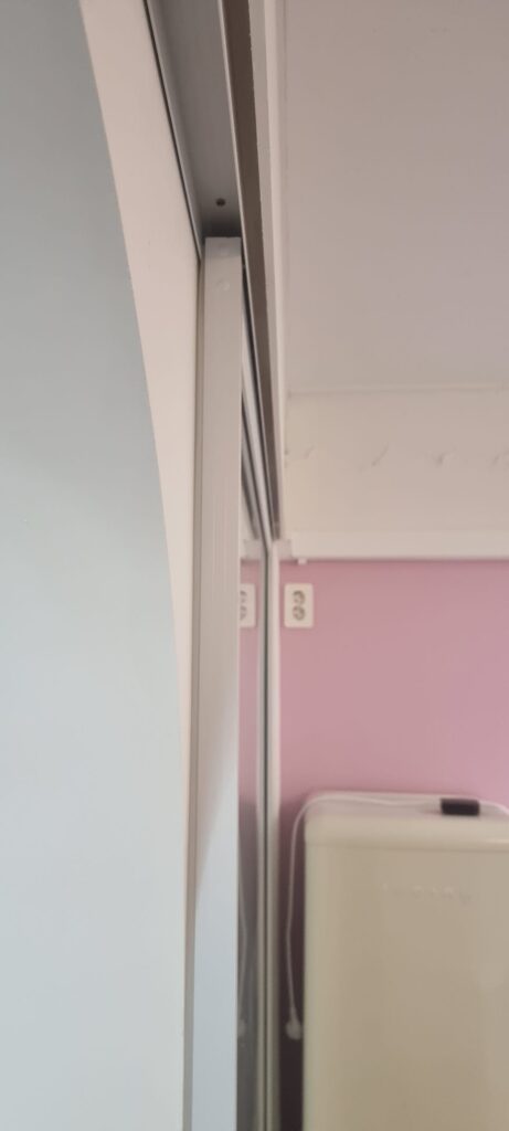사진 4. 아치게이트 벽 측면에 통짜 유리 슬라이딩도어가 설치될 수 있도록 슬라이딩함을 마련해 둔 부분입니다.